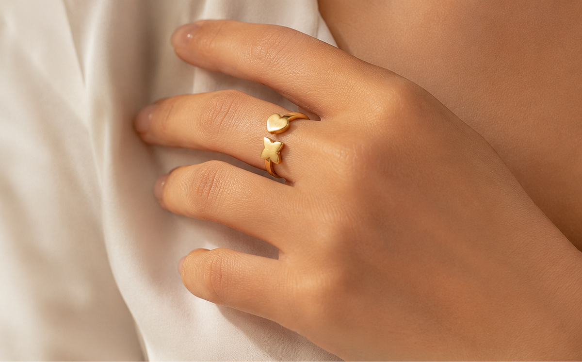 Anillo Ajustable Dorado de Corazón y Mariposa